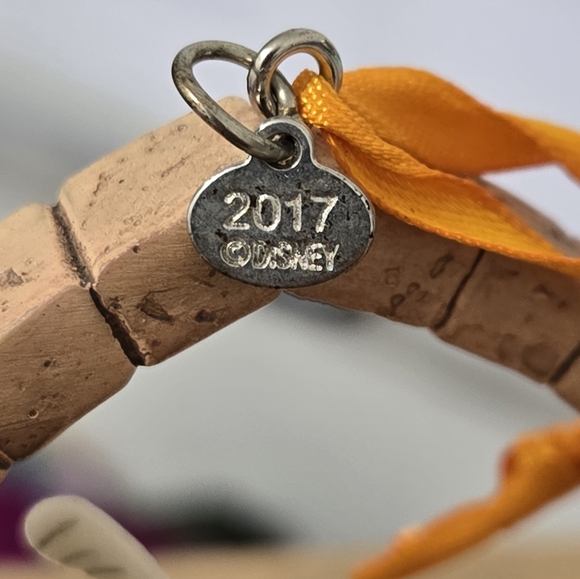 Disney Store 2017 Maid Marian and Robin Hood Ornament - Picture 6 of 6